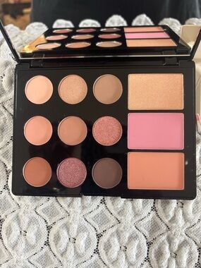 Laura Geller The Wearables Natural Look Eyeshadow and Cheek Palette